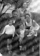 Con su familia en Lamadrid. Mayo de 1934